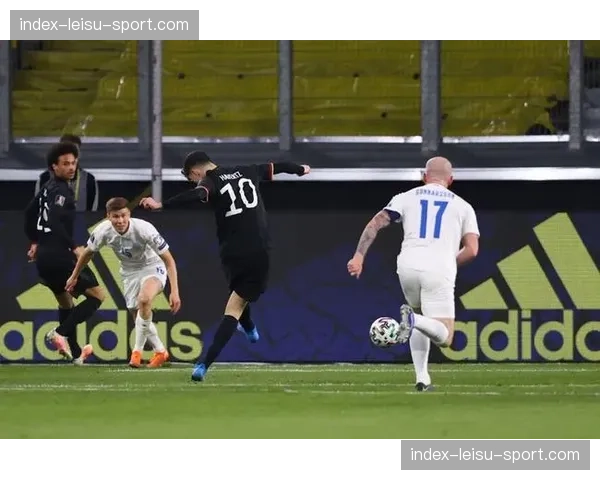 暖心一幕：比赛中断期间，拜仁小将帕夫洛维奇为小球迷签名