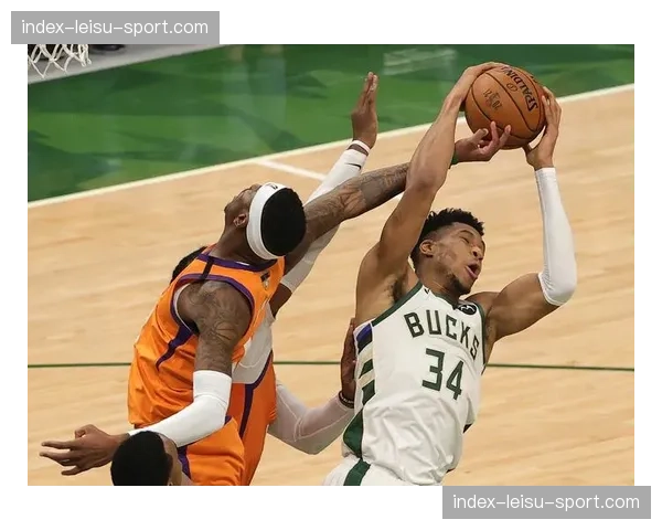 战术分析：雄鹿队本赛季防守效率下滑，与洛佩斯移动速度减慢导致防挡拆策略被迫改变的相关性